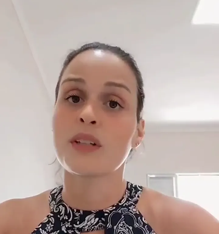 Jacqueline Junqueira respondendo uma pergunta em vídeo